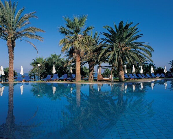 Piscine couverte, 2 piscines extérieures, parasols de plage