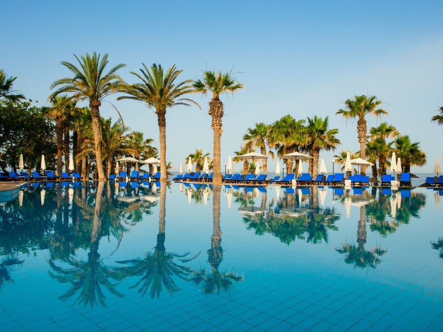 Una piscina techada, 2 piscinas al aire libre, sombrillas