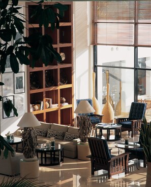 7 bares/lounges, 2 bares ao lado da piscina, bar molhado