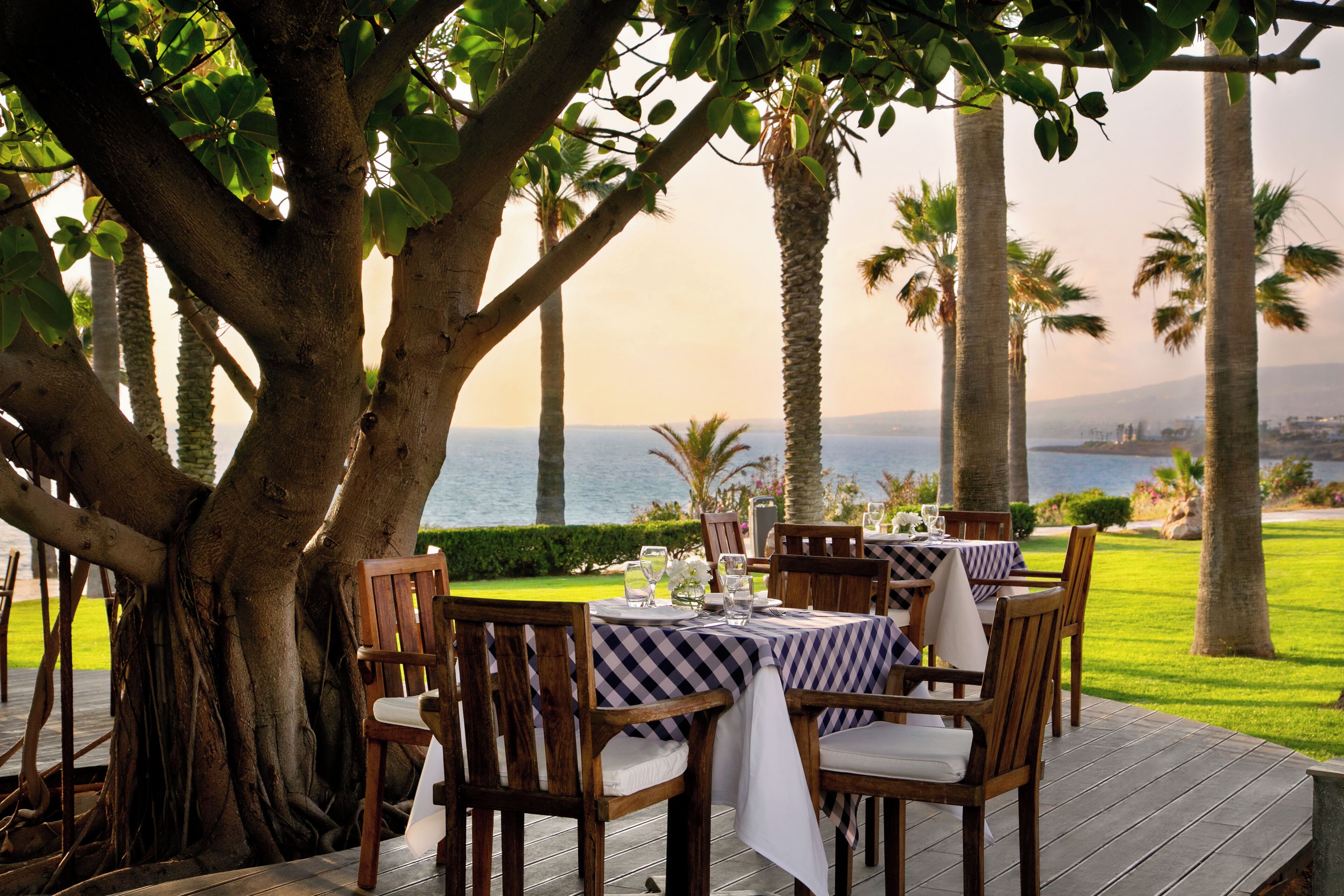 6 restaurants, breakfast, lunch, dinner served; barbecue