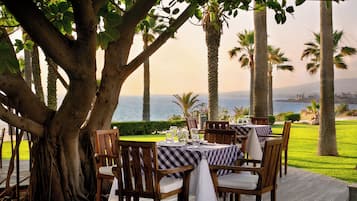 6 restaurants; breakfast, lunch, and dinner served
