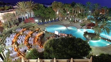 6 restaurants, breakfast, lunch, dinner served; barbecue