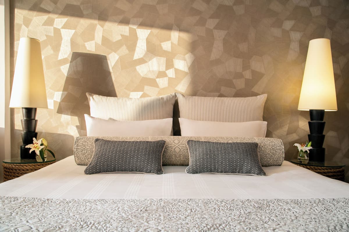 Ropa de cama hipoalergénica y caja de seguridad en la habitación