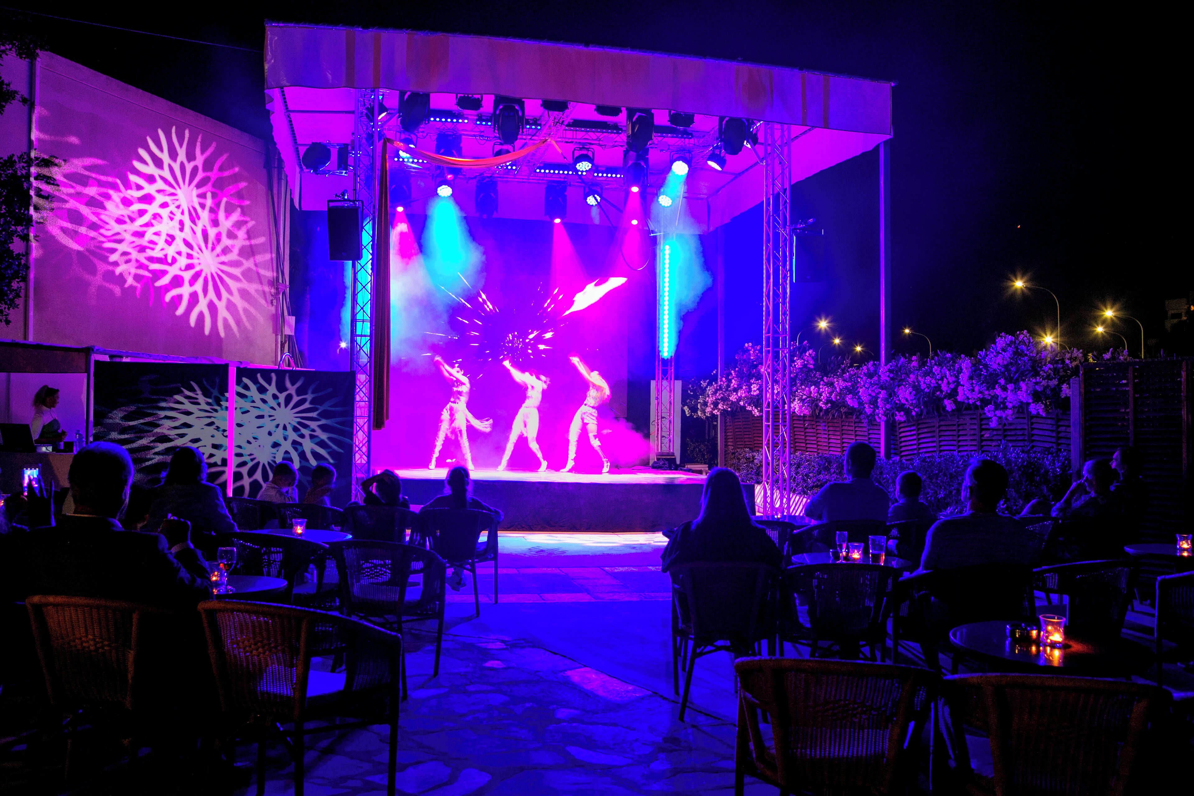 7 bars/lounges, 2 poolside bars, swim-up bar