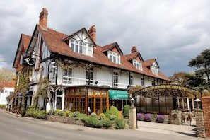 Exterior - French Horn Hotel (Reading)