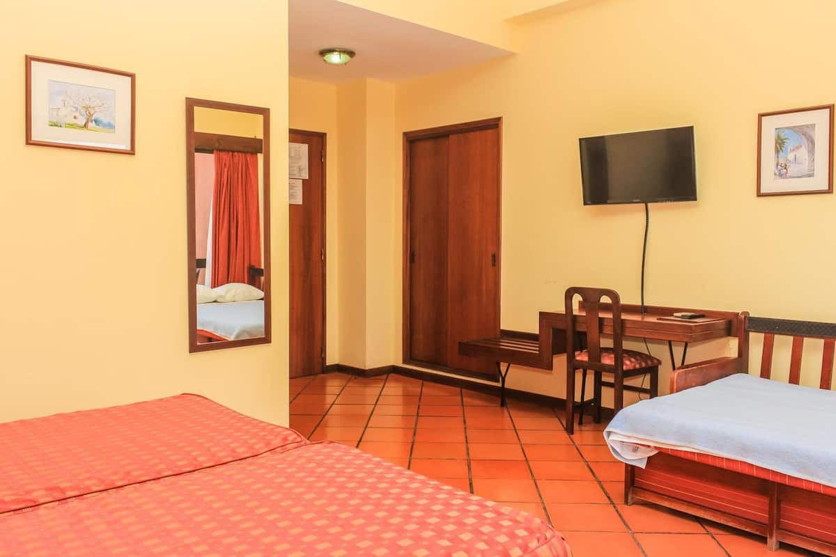 Triple Room | In-room safe, desk, travel cot, bed sheets