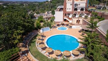Piscina externa, funciona das 8h às 20h, guarda-sóis, espreguiçadeiras
