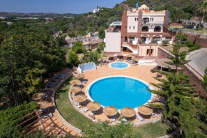 Piscina externa, funciona das 8h às 20h, guarda-sóis, espreguiçadeiras