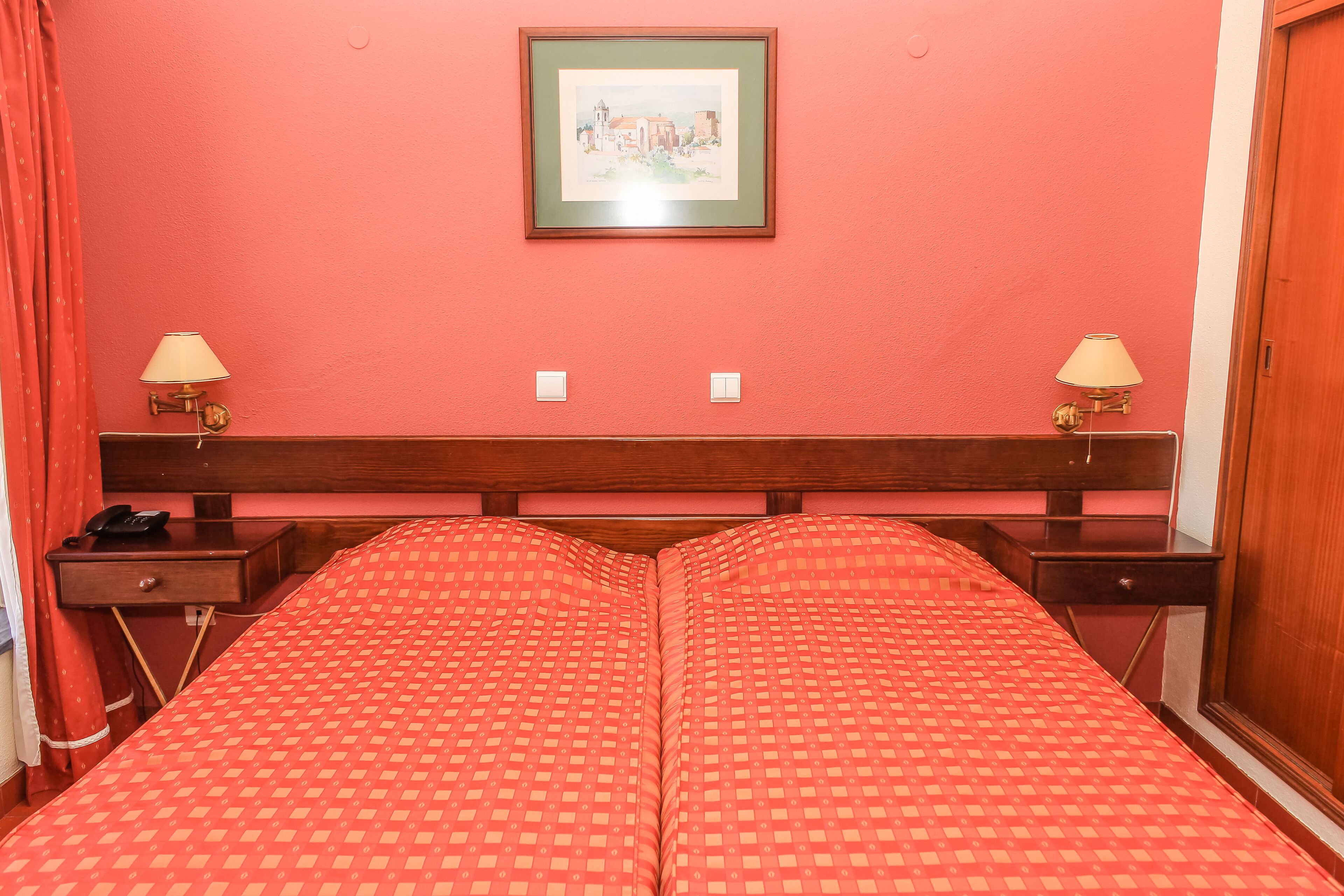 In-room safe, desk, travel cot, bed sheets