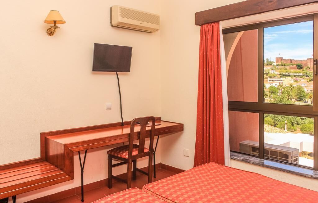 In-room safe, desk, travel cot, bed sheets