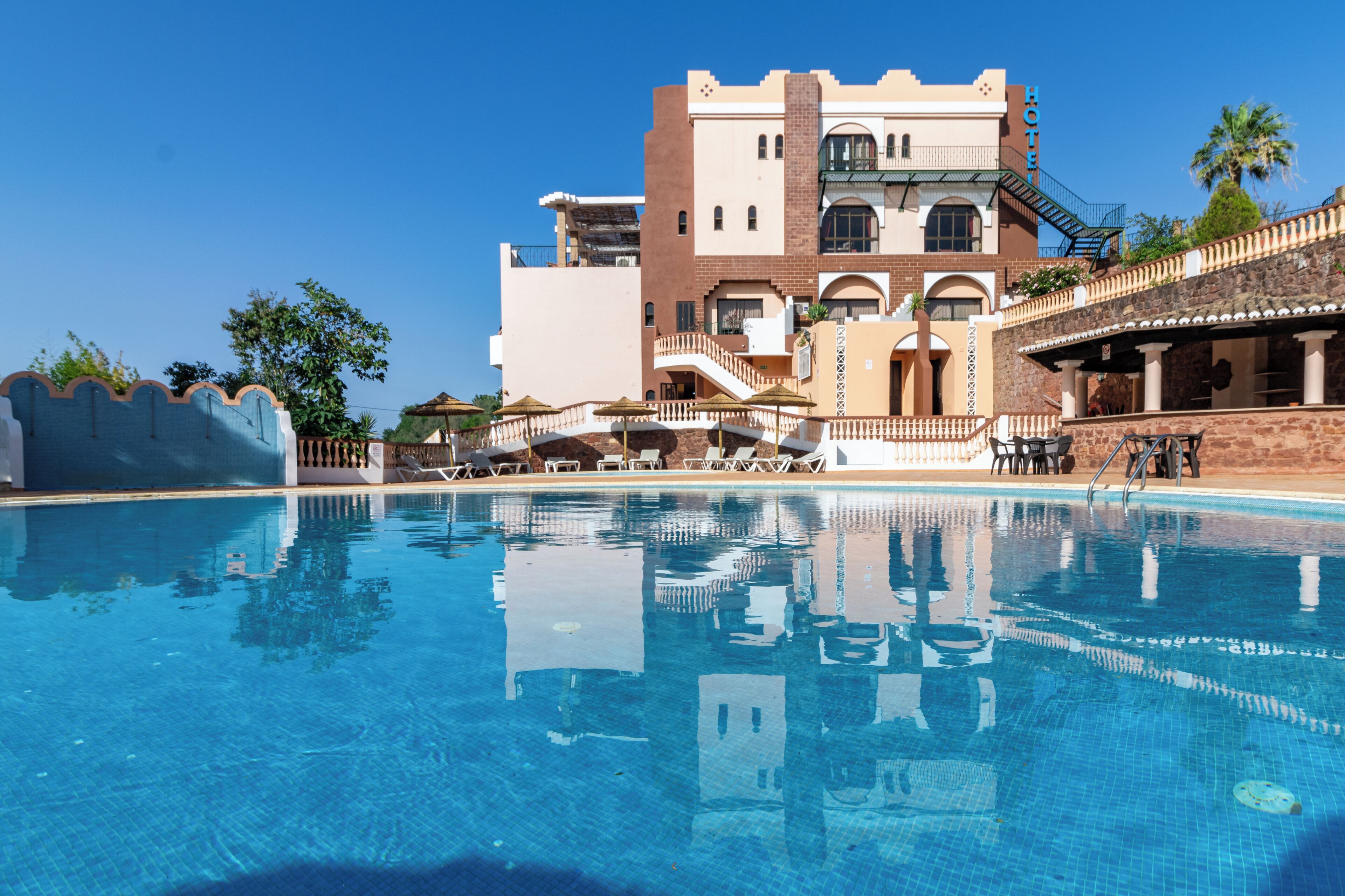 Piscina externa, funciona das 8h às 20h, guarda-sóis, espreguiçadeiras