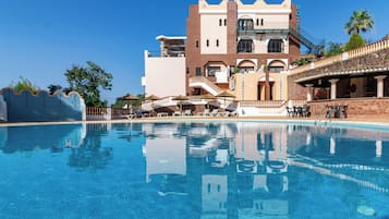 Piscina externa, funciona das 8h às 20h, guarda-sóis, espreguiçadeiras