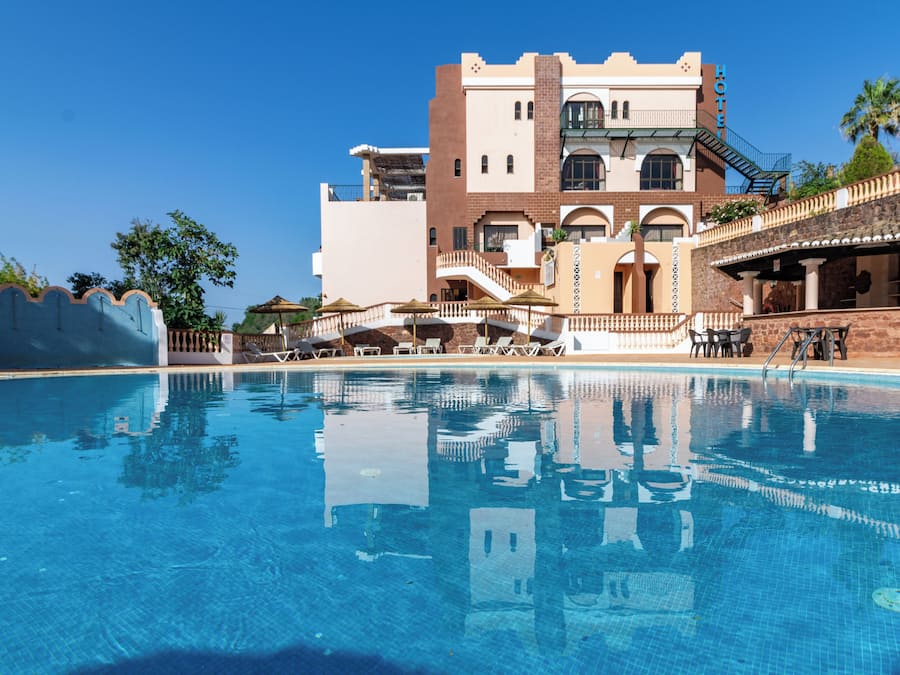 Utendørsbasseng, bassengparasoller og solsenger