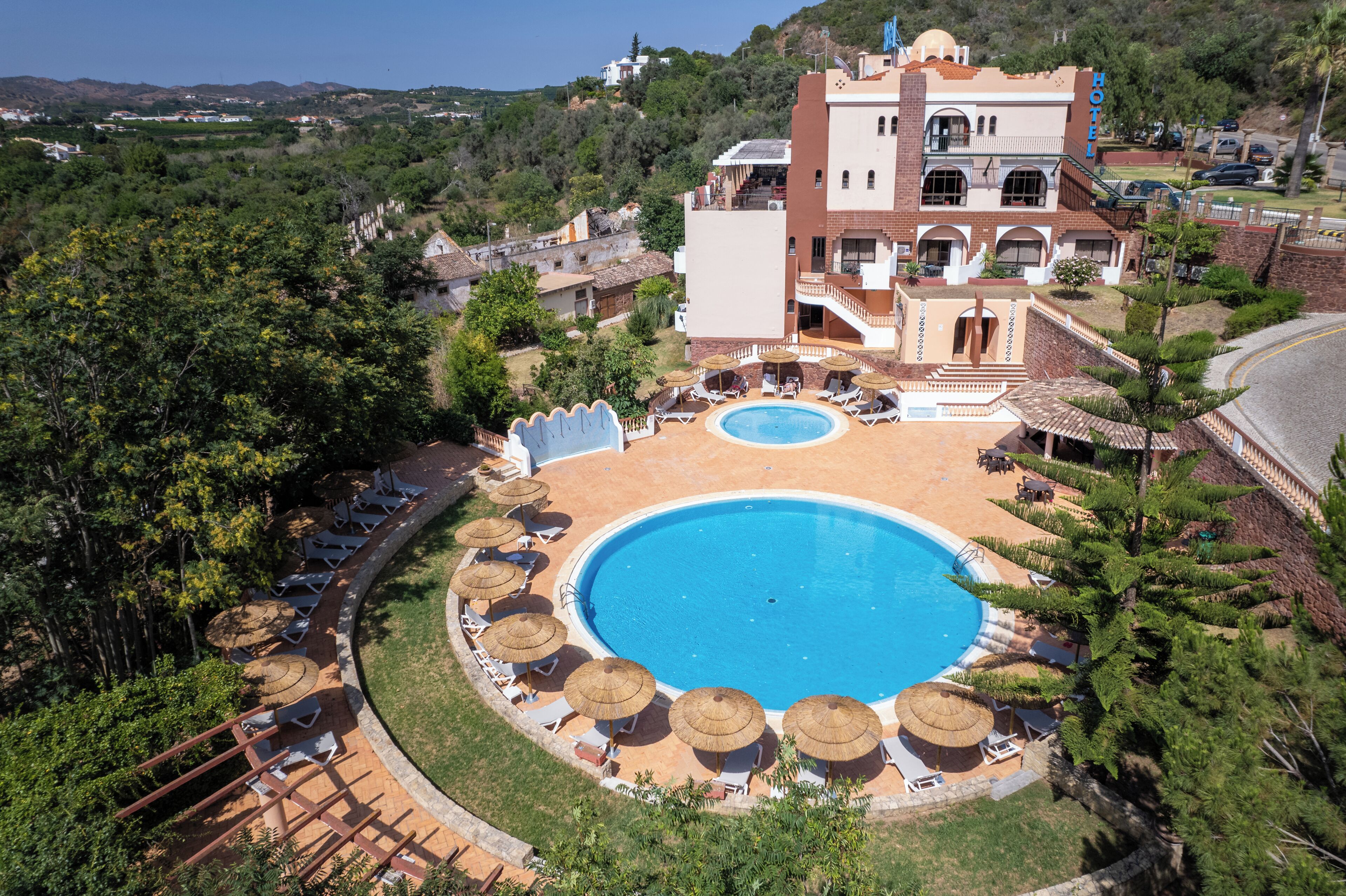 Außenpool, geöffnet von 08:00 Uhr bis 20:00 Uhr, Sonnenschirme