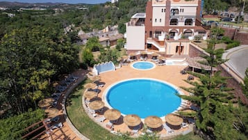 Außenpool, geöffnet von 08:00 Uhr bis 20:00 Uhr, Sonnenschirme