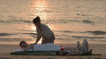 Couples treatment room(s), sauna, hot tub, steam room, body treatments
