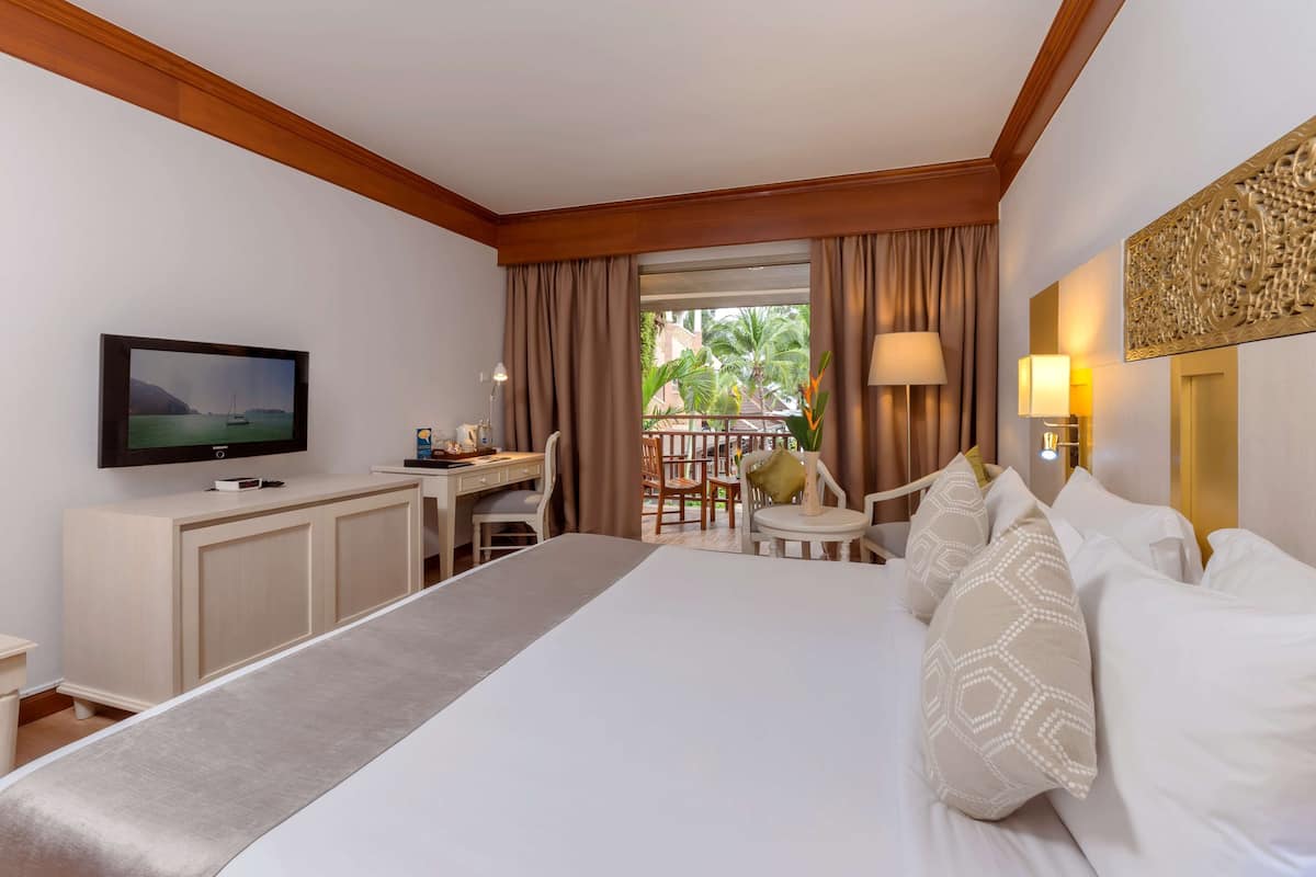 Habitación Deluxe, 1 cama King size, balcón, frente al mar | Caja de seguridad en la habitación y decoración personalizada