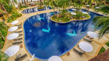 2 piscinas al aire libre, sombrillas, sillones reclinables de piscina