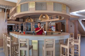 2 bars/lounges, swim-up bar, poolside bar