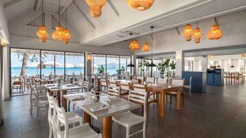 2 restaurantes; se sirve desayuno, almuerzo y cena