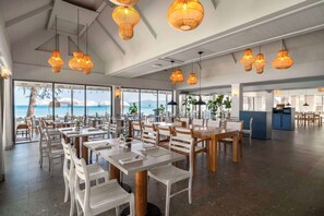 2 restaurants; breakfast, lunch and dinner served 