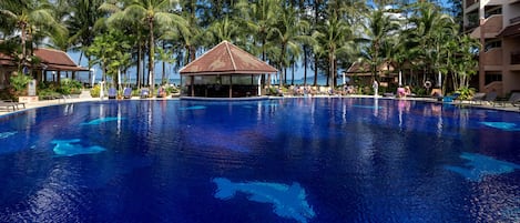 2 kolam renang outdoor, dengan payung kolam renang dan kursi berjemur
