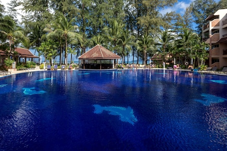 2 piscinas al aire libre, sombrillas, sillones reclinables de piscina