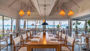 2 restaurants, breakfast served