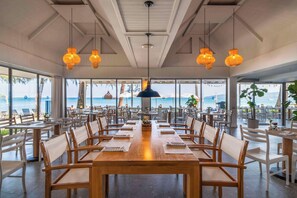 2 restaurants, breakfast served