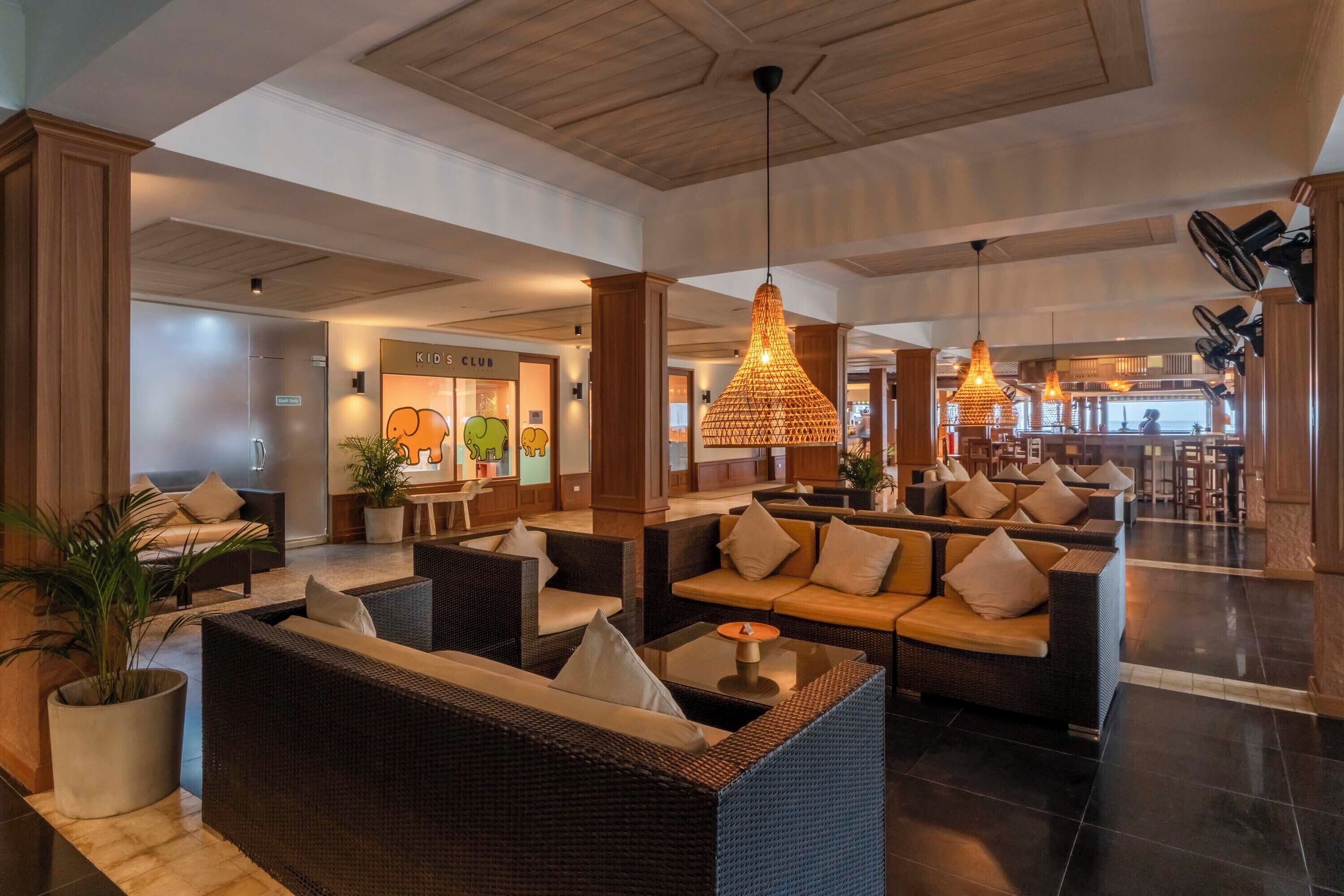 2 bars/lounges, swim-up bar, poolside bar