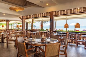 2 restaurants, breakfast served