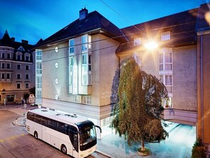 Front of property - evening/night - Hotel Alpinpark (Innsbruck)