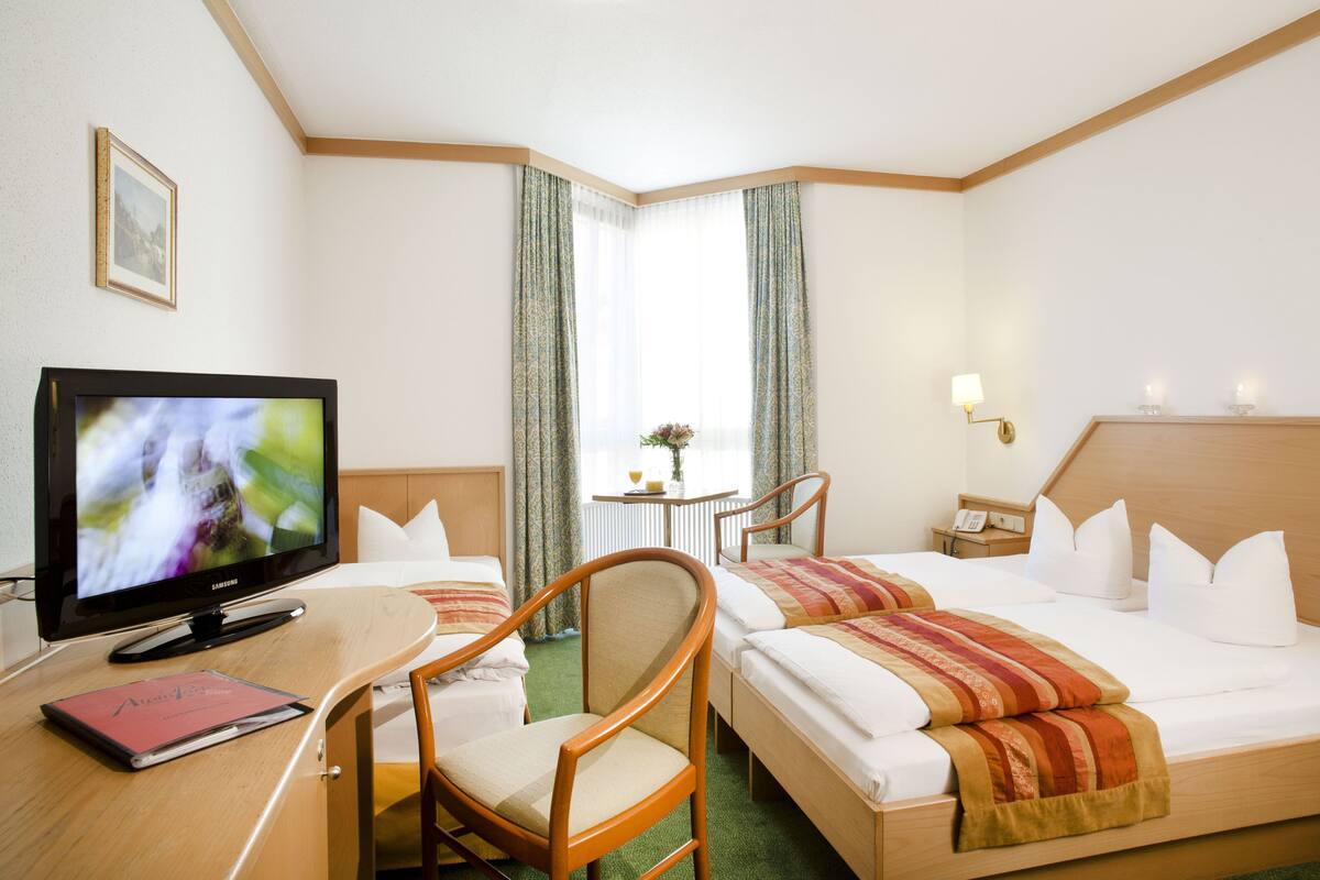 Doppelzimmer | Allergikerbettwaren, Daunenbettdecken, Minibar, Zimmersafe