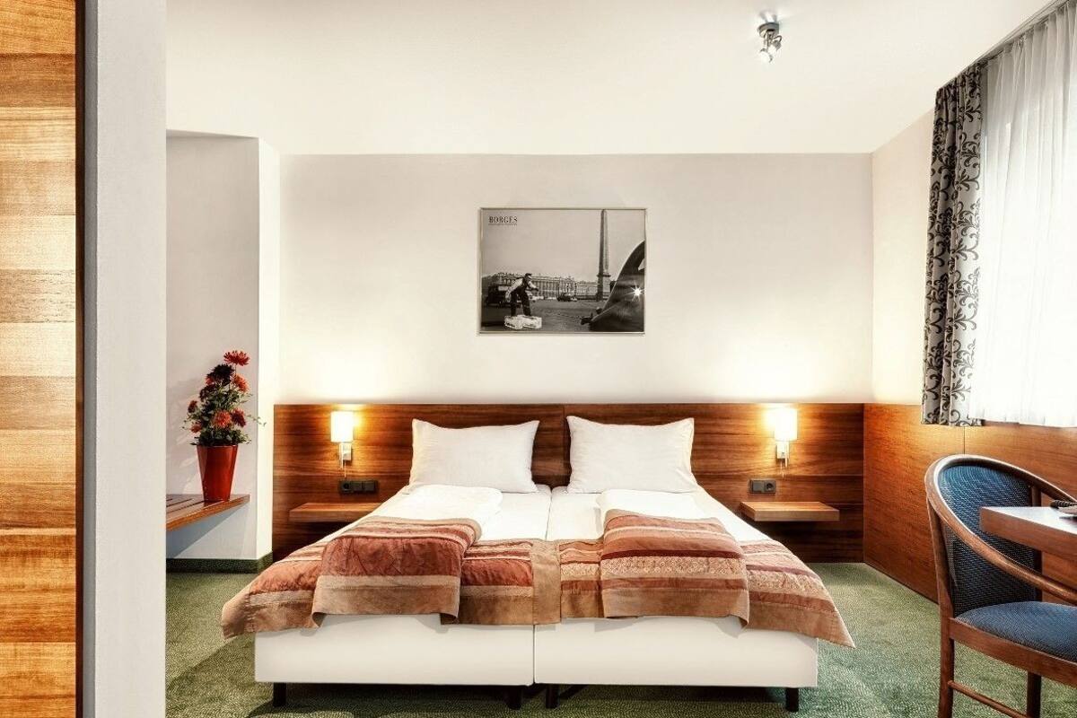Dreibettzimmer | Allergikerbettwaren, Daunenbettdecken, Minibar, Zimmersafe