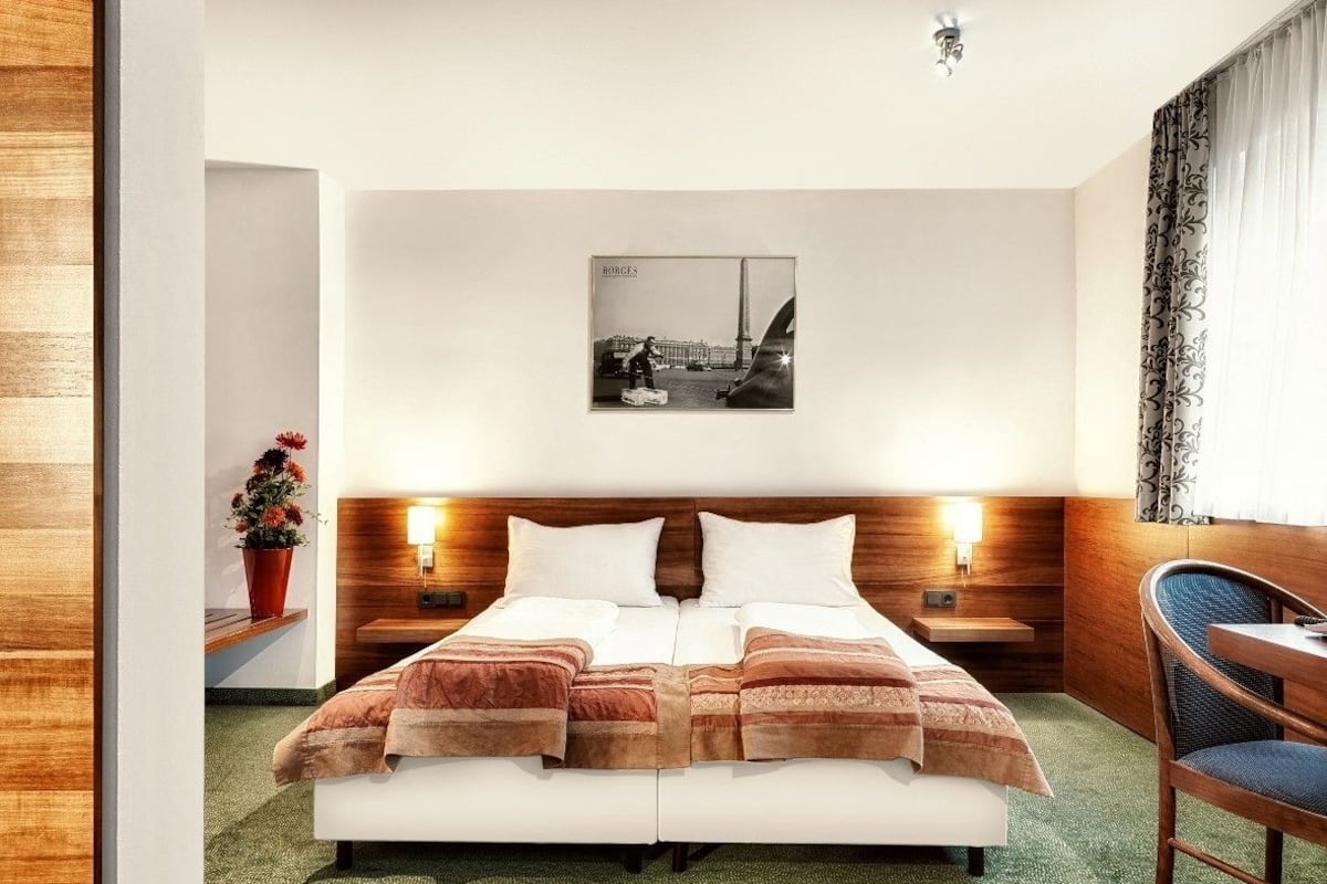 Camera tripla | Biancheria da letto ipoallergenica, copriletto in piuma, minibar
