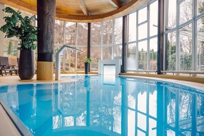 Piscine couverte, piscine extérieure, chaises longues
