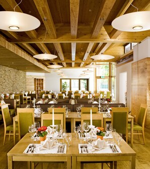 2 restaurants servant le déjeuner, spécialités Cuisine internationale