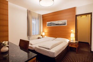 Zimmersafe, Schreibtisch, schallisolierte Zimmer, WLAN