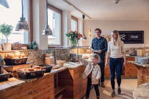 2 restaurants; lunch and dinner served  - Hotel Bon Alpina (Innsbruck)