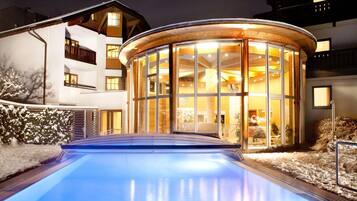 Innenpool, Außenpool, geöffnet von 10:00 Uhr bis 21:00 Uhr, Liegestühle