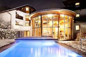 Indoor pool, outdoor pool, open 10 AM to 9 PM, sun loungers - Hotel Bon Alpina (Innsbruck)