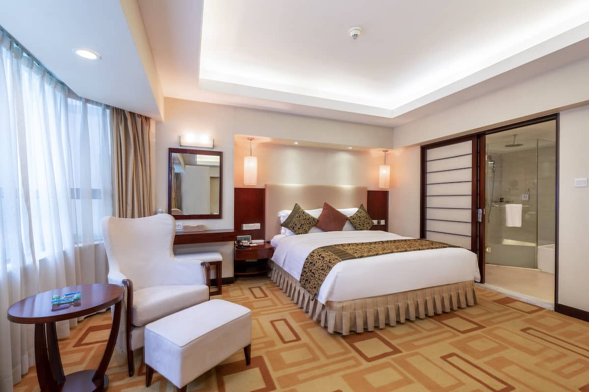 Executive Suite | Minibar, blackout drapes, iron/ironing board, rollaway beds (surcharge)