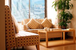 40-inch LCD TV with cable channels, TV - Guangdong Hotel (Shenzhen)