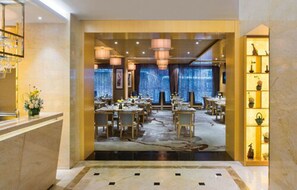 Daily buffet breakfast (CNY 50 per person)