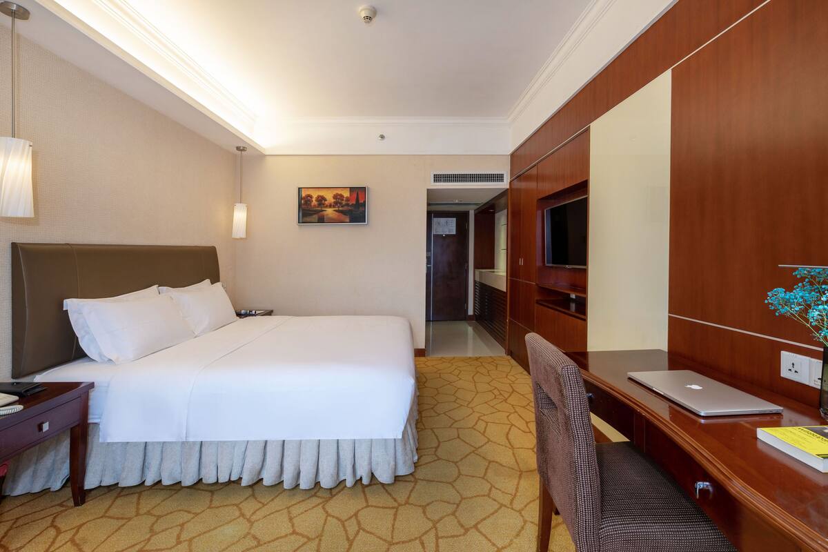 Executive  King  Bed | Minibar, blackout drapes, iron/ironing board, rollaway beds (surcharge)