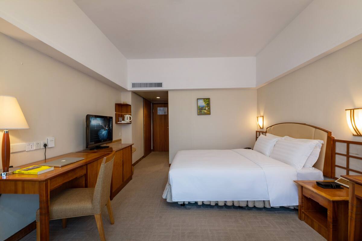 Standard   King  Bed | Minibar, blackout drapes, iron/ironing board, rollaway beds (surcharge)