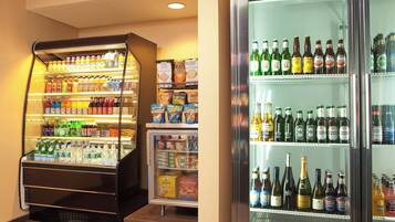 Un refrigerador lleno de bebidas y aperitivos.