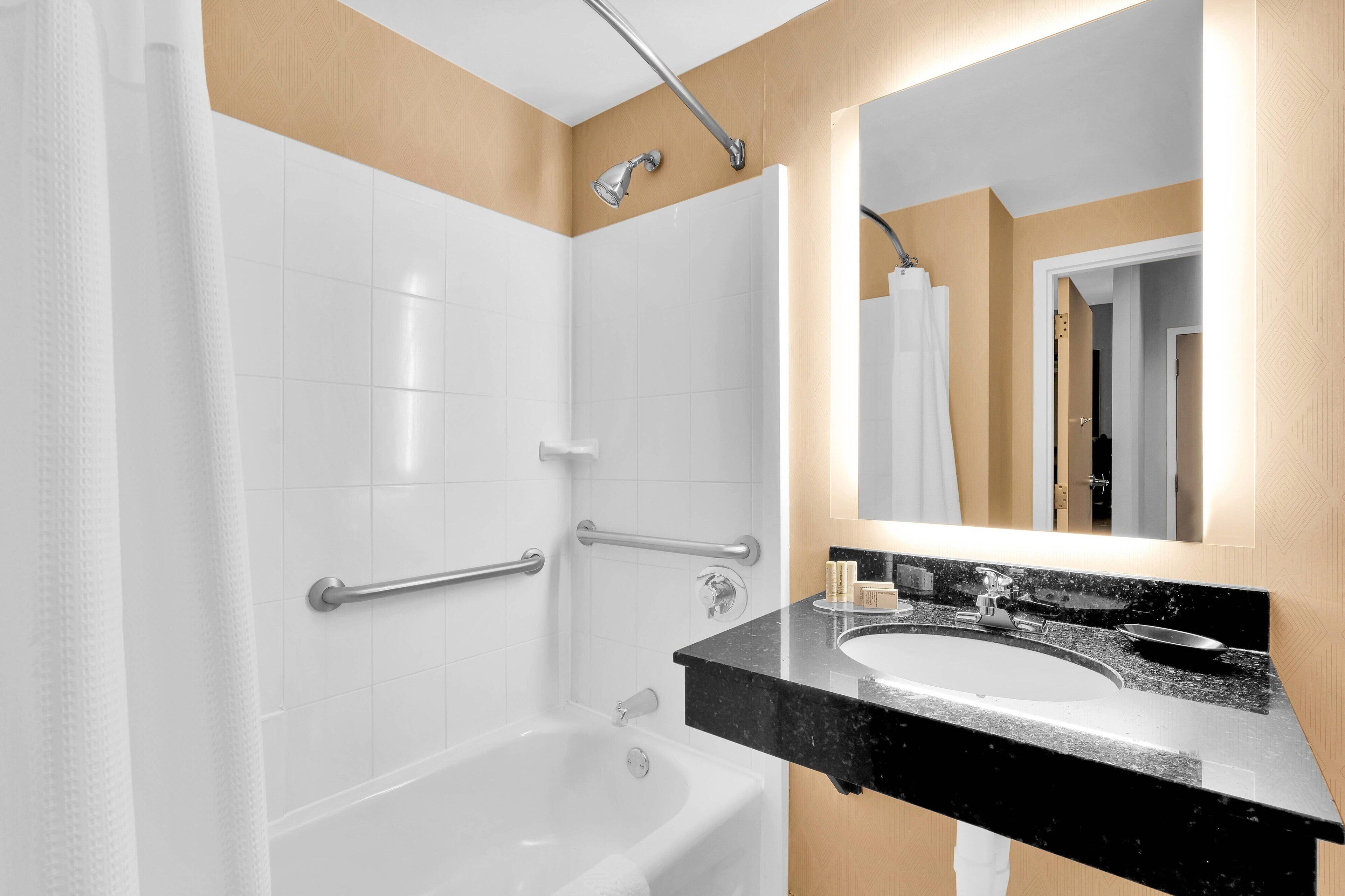 Combined shower/bathtub, free toiletries, hair dryer, towels