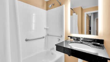 Combined shower/bathtub, free toiletries, hair dryer, towels