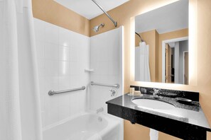 Ensemble douche/baignoire, articles de toilette gratuits, sèche-cheveux